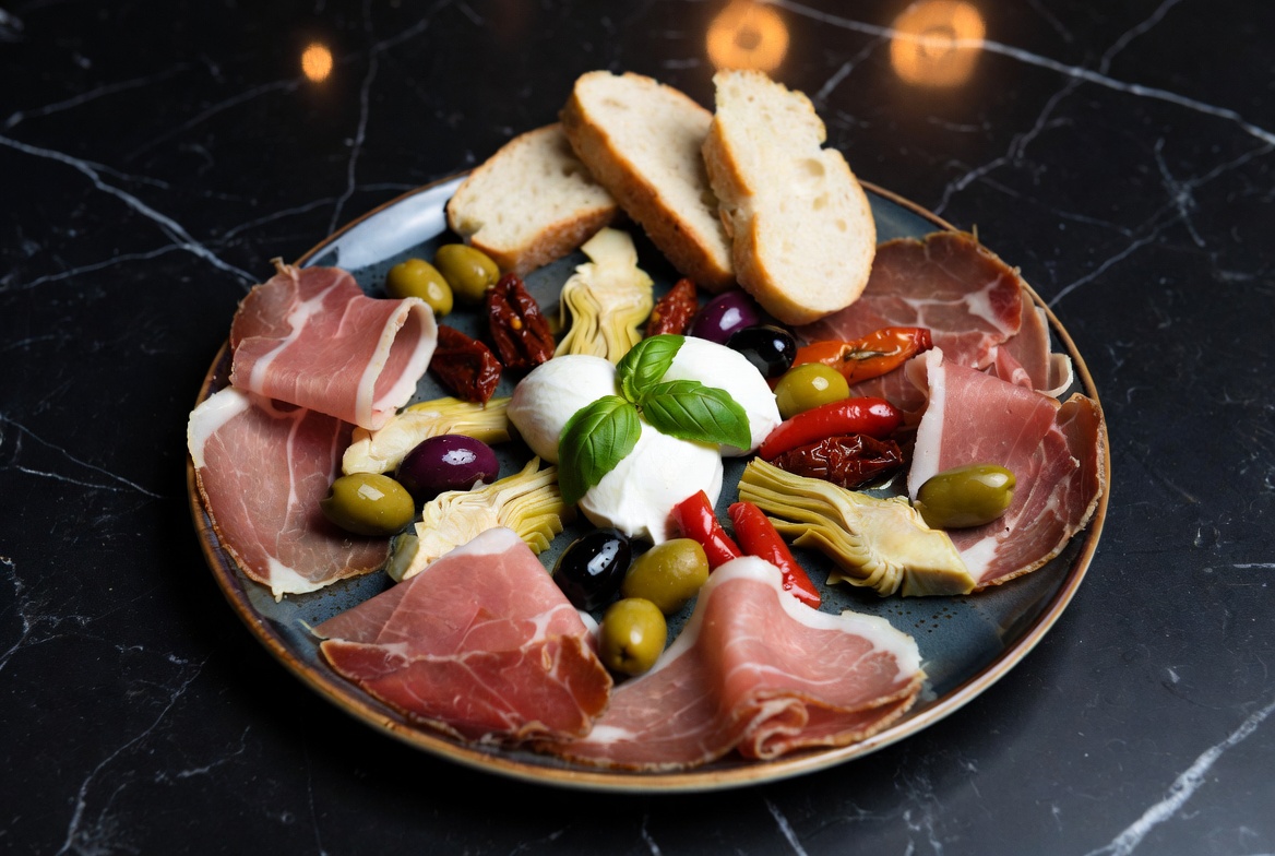 Antipasti-Teller mit Prosciutto und Burrata